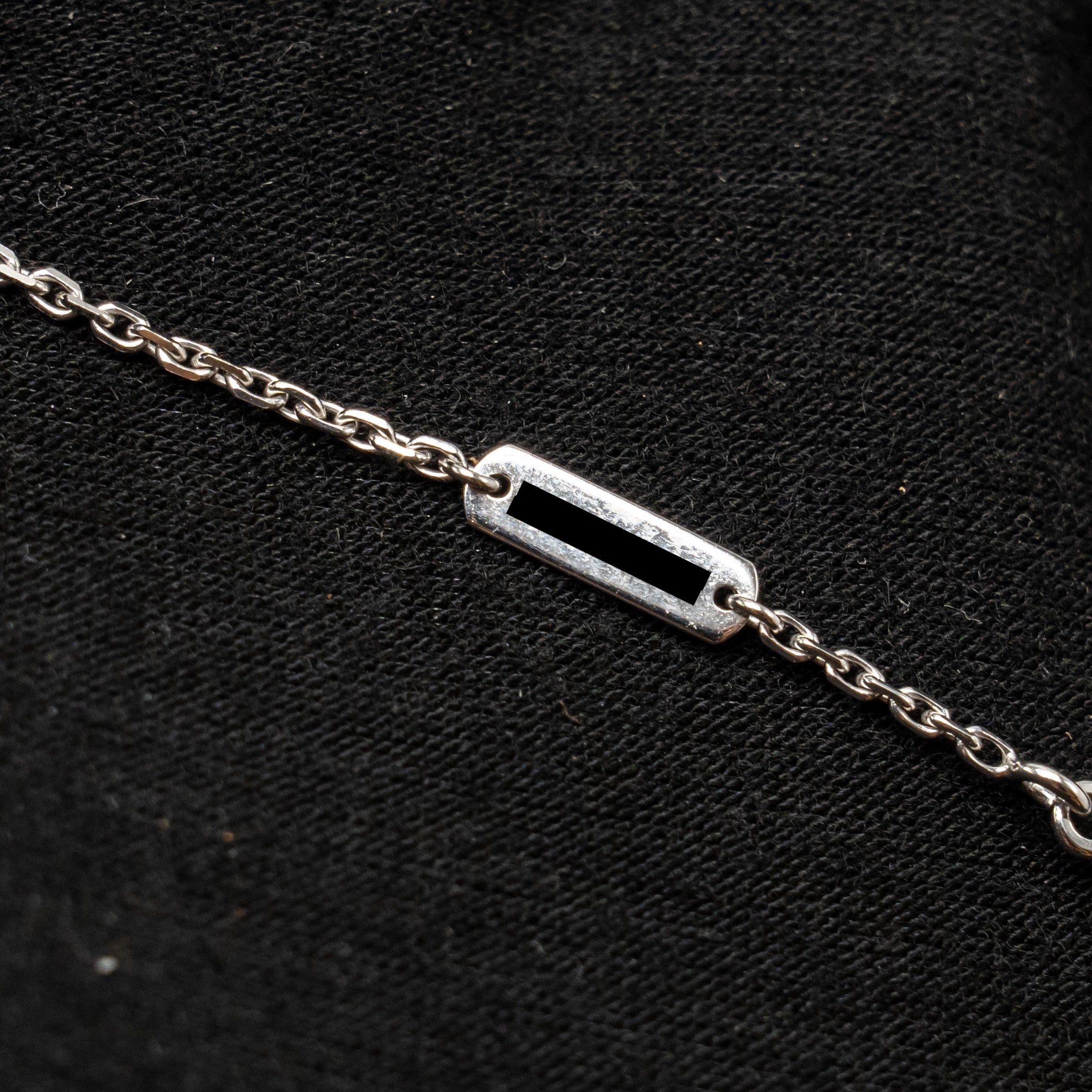 VAN CLEEF AND ARPELS 2022 HOLIDAY LIMITED VINTAGE ALHAMBRA PENDANT PORCELAIN / WHITE GOLD / DIAMOND
