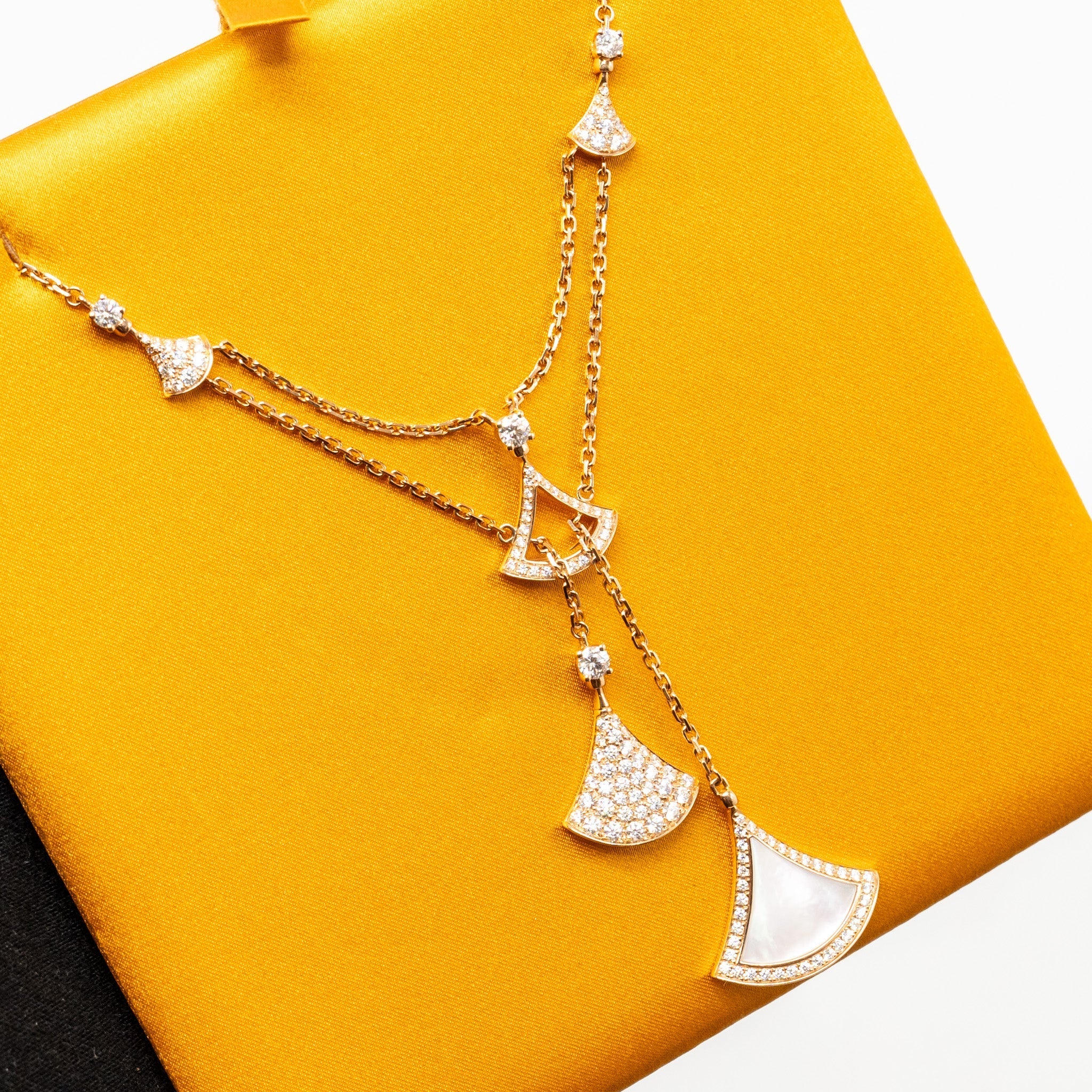 BVLGARI DIVA’S DREAM NECKLACE 18K ROSE GOLD/ MOTHER OF PEARL WITH DIAMONDS