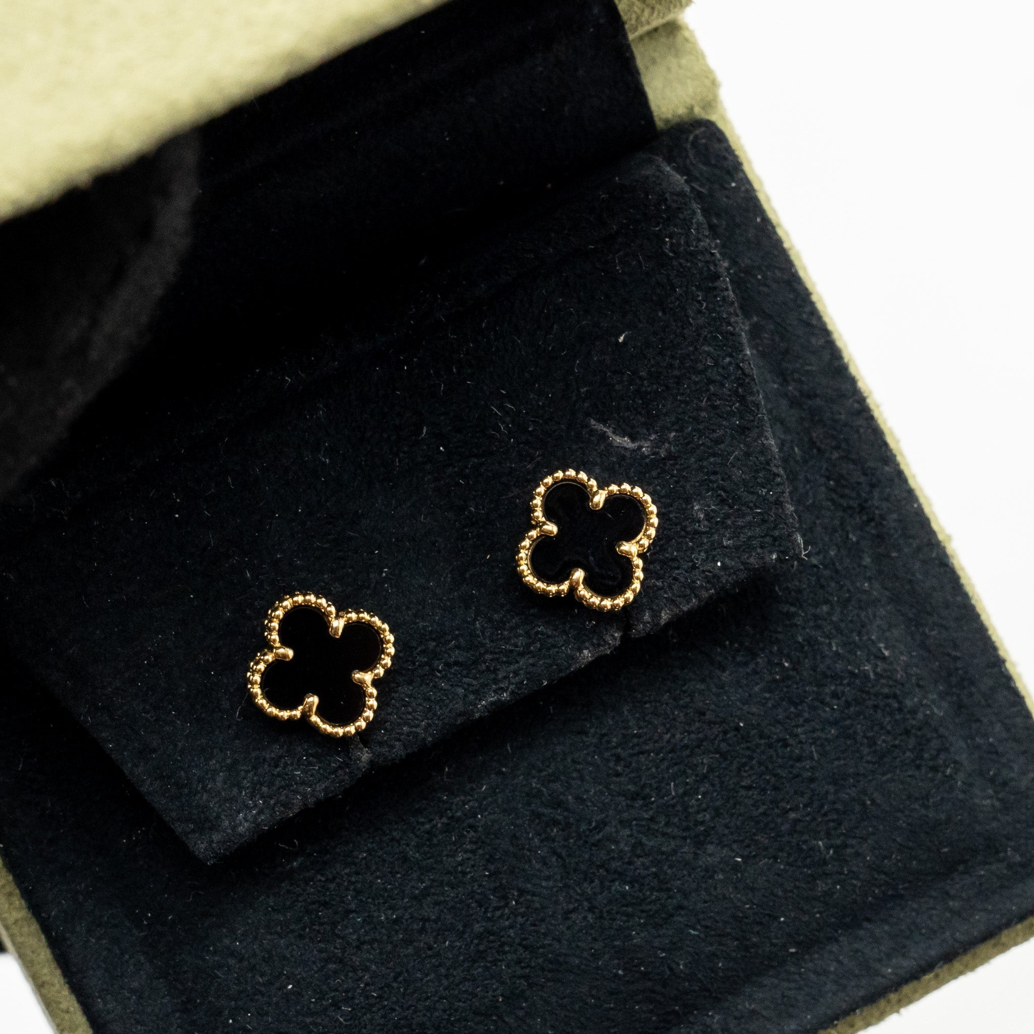 VAN CLEEF & ARPELS SWEET ALHAMBRA EARSTUDS ONYX YELLOW GOLD