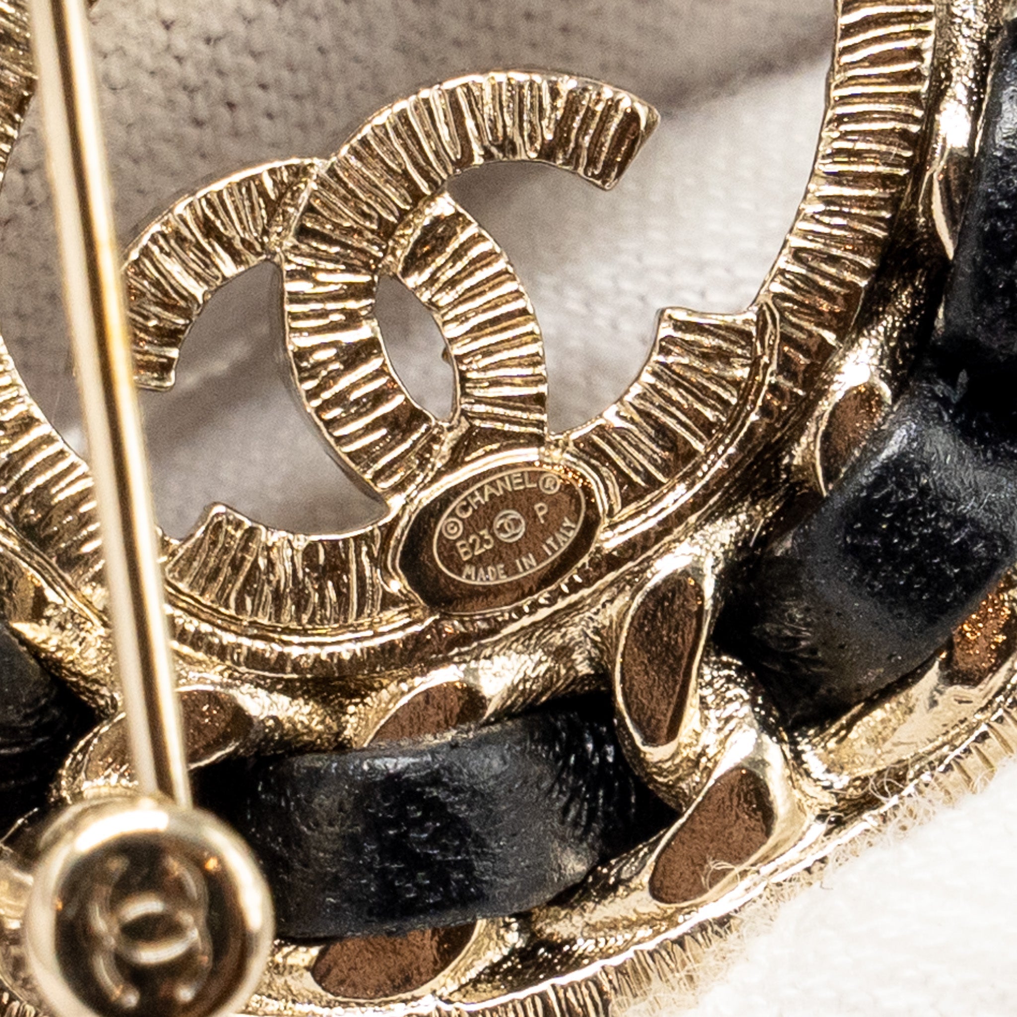 CHANEL NO.5 LEATHER CHAIN CRYSTAL BROOCH LGHW