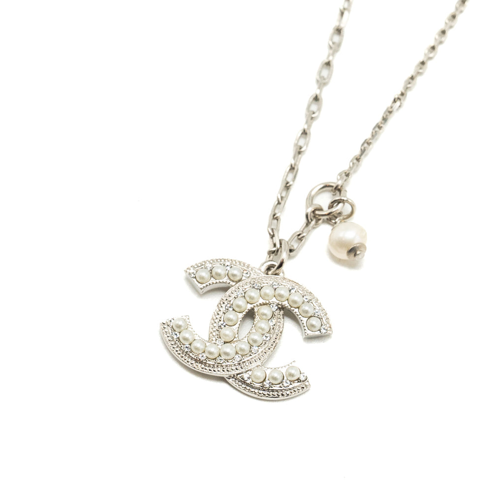 CHANEL CC LOGO NECKLACE WITH PEARLS SILVER TONE