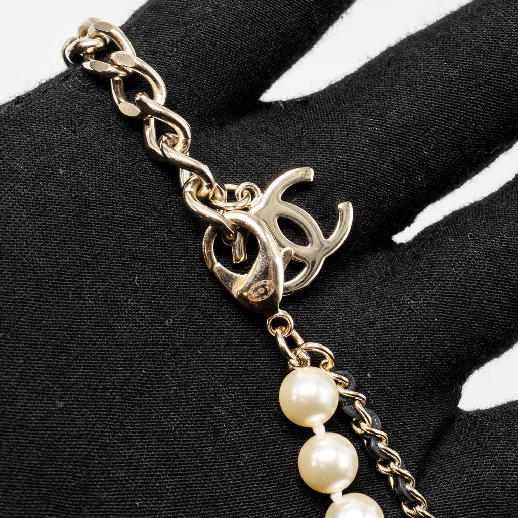 CHANEL CC MINI BAG PENDANT NECKLACE PEARL/LEATHER LIGHT GOLD TONE
