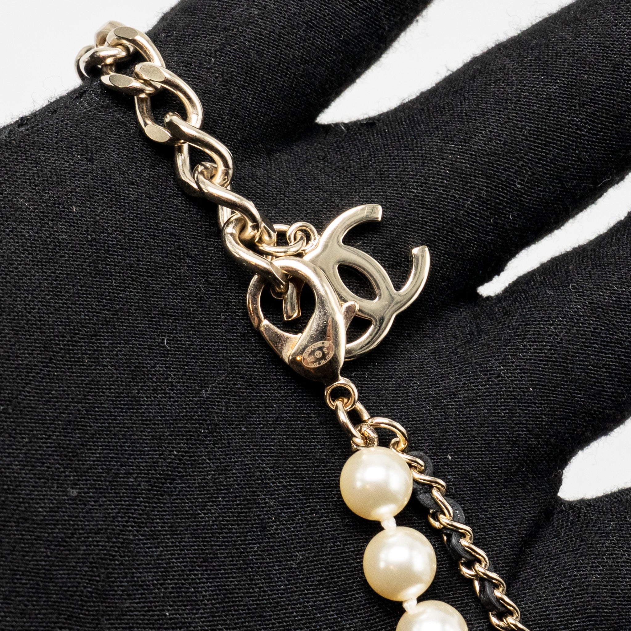CHANEL CC MINI BAG PENDANT NECKLACE PEARL/LEATHER LIGHT GOLD TONE