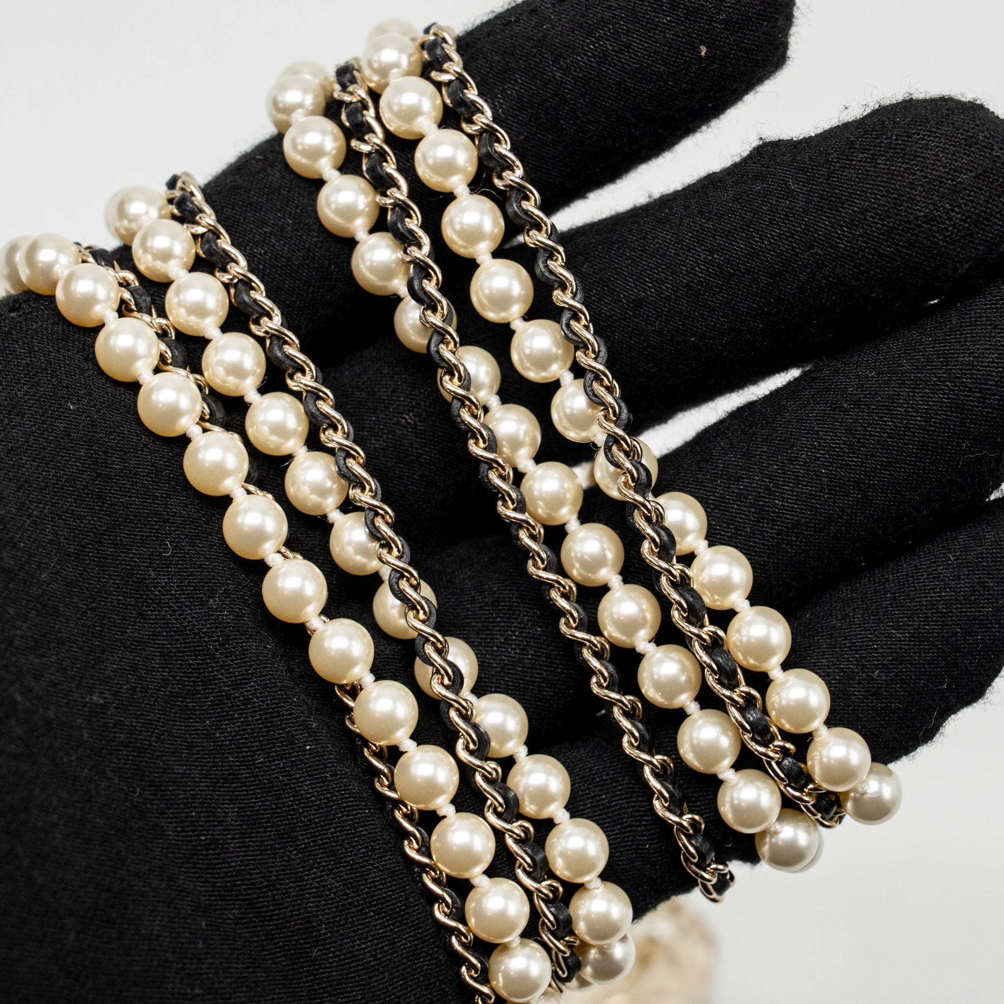 CHANEL CC FLAP BAG PENDANT LONG NECKLACE PEARL/LEATHER LIGHT GOLD TONE