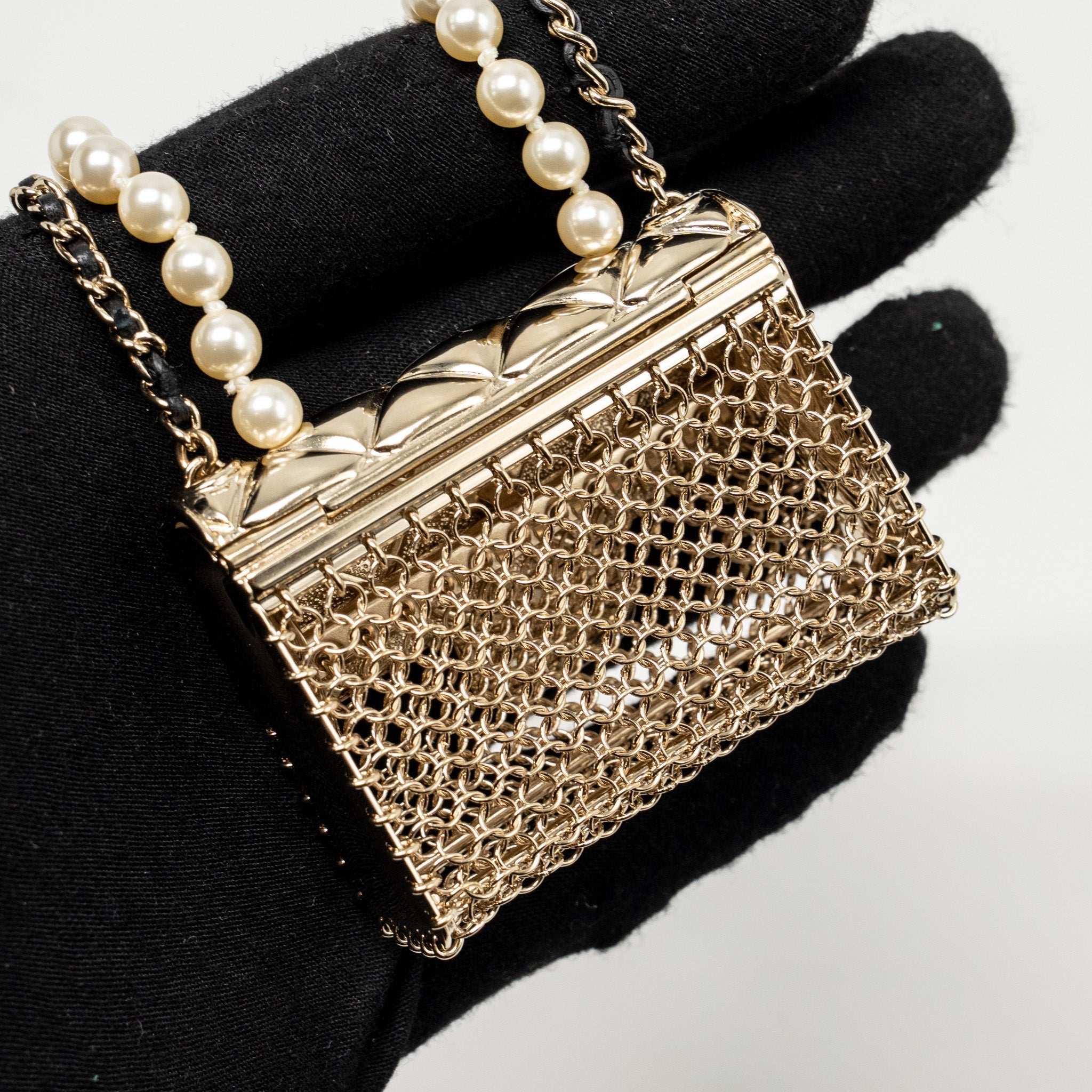 CHANEL CC FLAP BAG PENDANT LONG NECKLACE PEARL/LEATHER LIGHT GOLD TONE