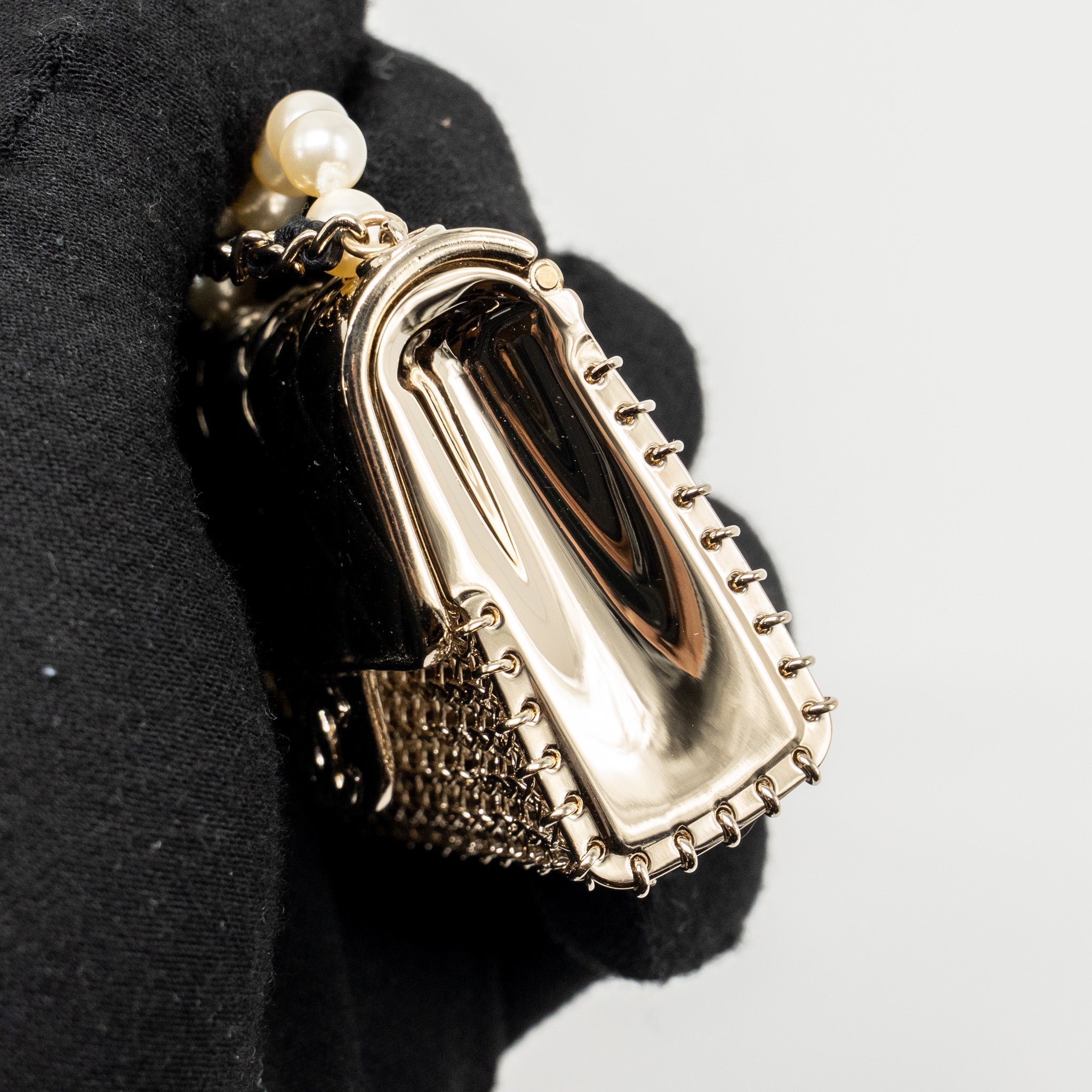 CHANEL CC FLAP BAG PENDANT LONG NECKLACE PEARL/LEATHER LIGHT GOLD TONE