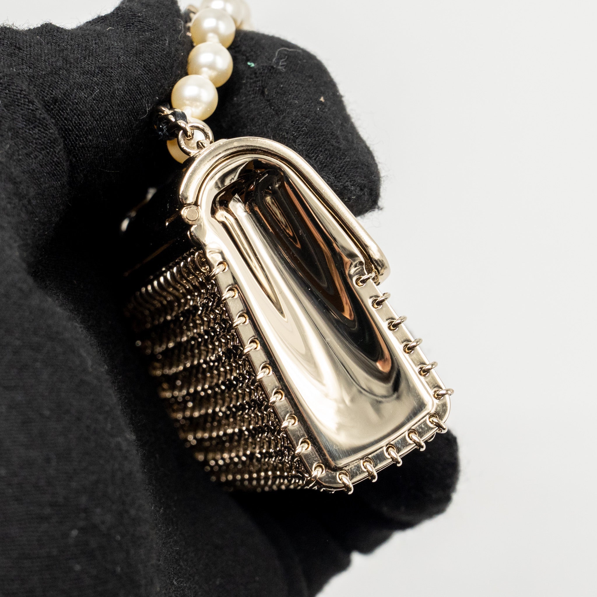 CHANEL CC FLAP BAG PENDANT LONG NECKLACE PEARL/LEATHER LIGHT GOLD TONE
