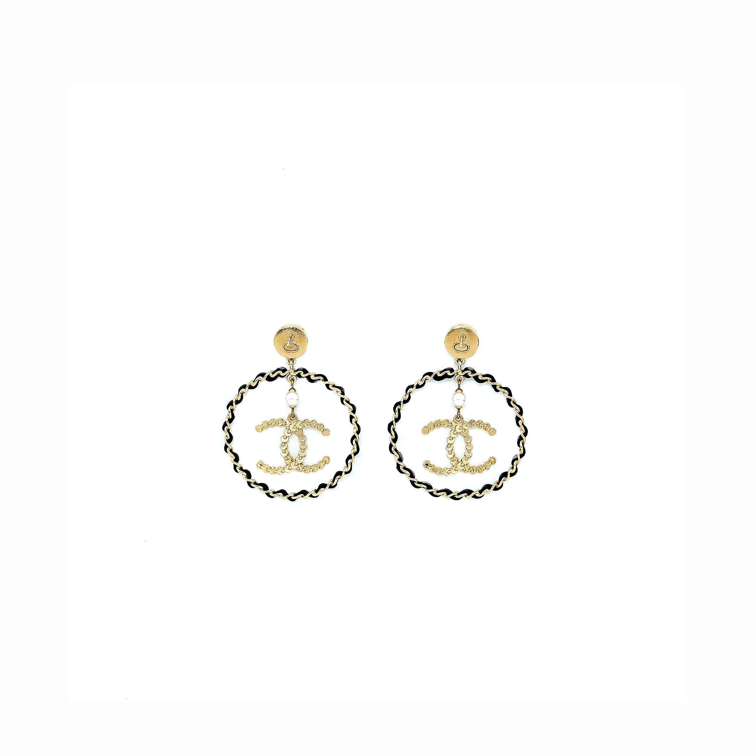 CHANEL GIANT ROUND CC EARRING BLACK/GOLD TONE