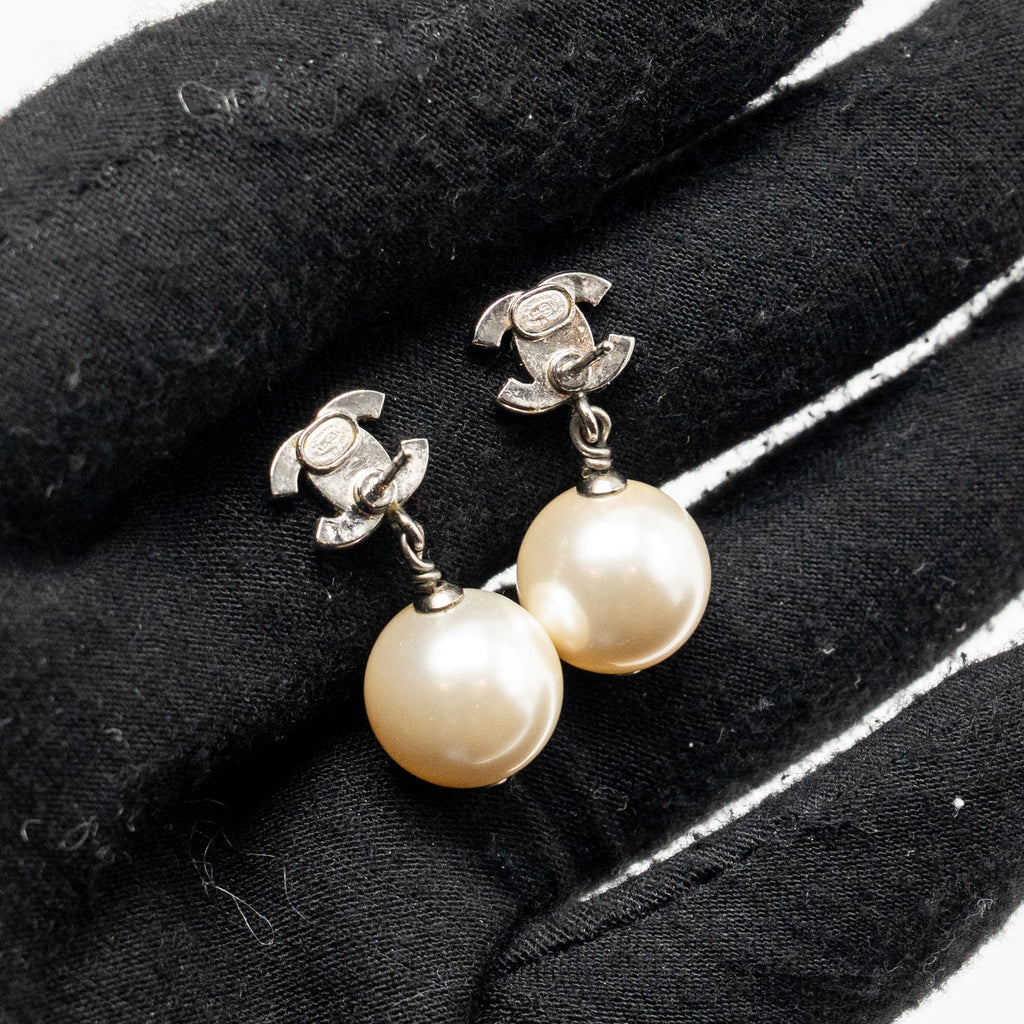 CHANEL CC LOGO WITH PEARL DROP EARRINGS SILVER TONE
