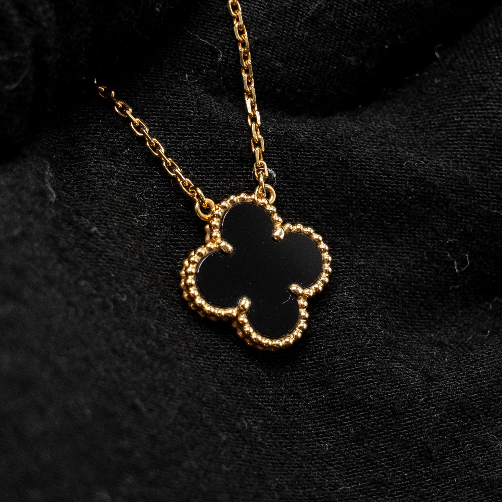 VAN CLEEF & ARPELS VINTAGE ALHAMBRA PENDANT YELLOW GOLD, ONYX