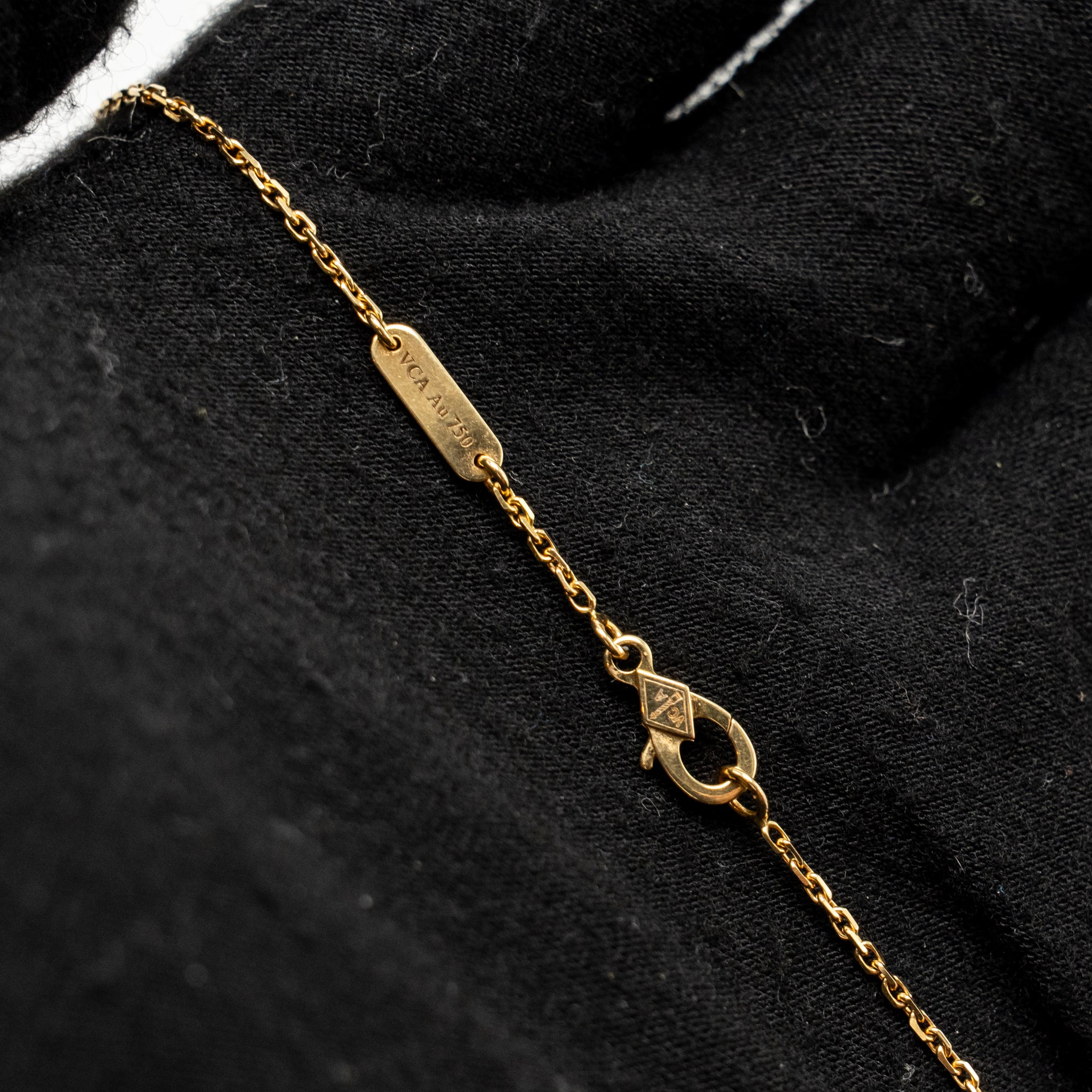 VAN CLEEF & ARPELS VINTAGE ALHAMBRA PENDANT YELLOW GOLD, ONYX