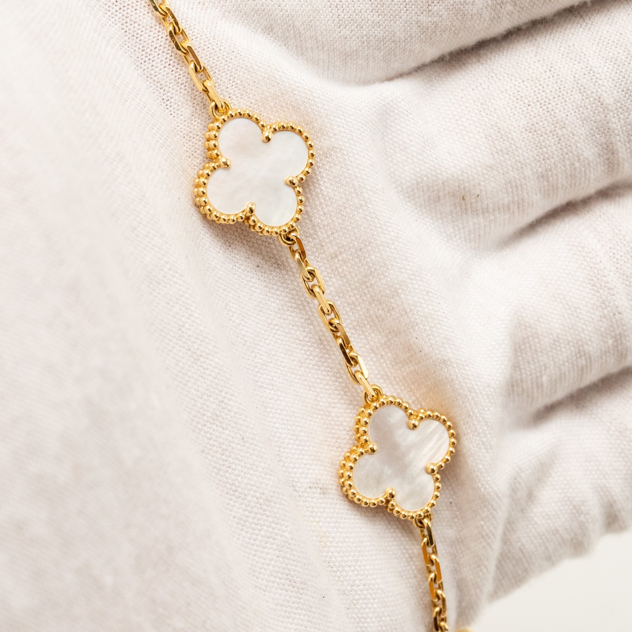 VAN CLEEF & ARPELS VINTAGE ALHAMBRA BRACELET 5 MOTIFS WHITE MOTHER OF PEARL, YELLOW GOLD