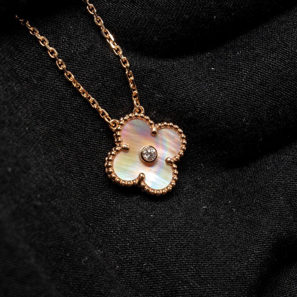 VAN CLEEF & ARPELS 2025 HOLIDAY VINTAGE ALHAMBRA PENDANT, ROSE GOLD, PINK MOTHER OF PEARL, DIAMOND