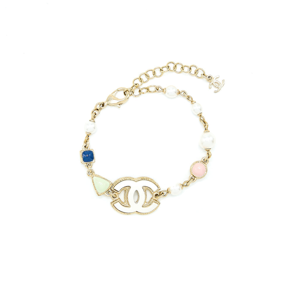 CHANEL 19P CC LOGO BRACELET PEARL/ STUD LIGHT GOLD TONE