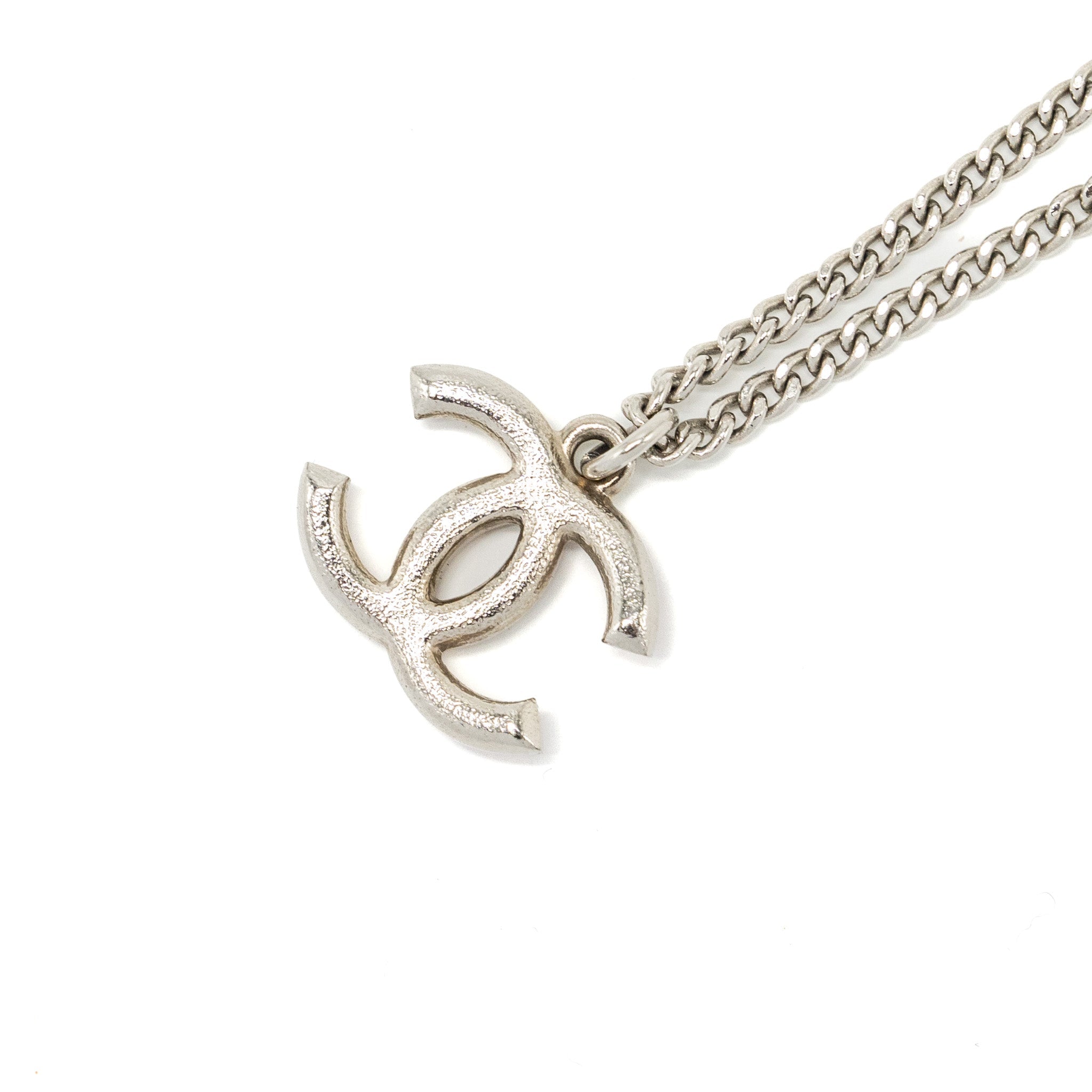 CHANEL CC LOGO NECKLACE PINK / SILVER TONE