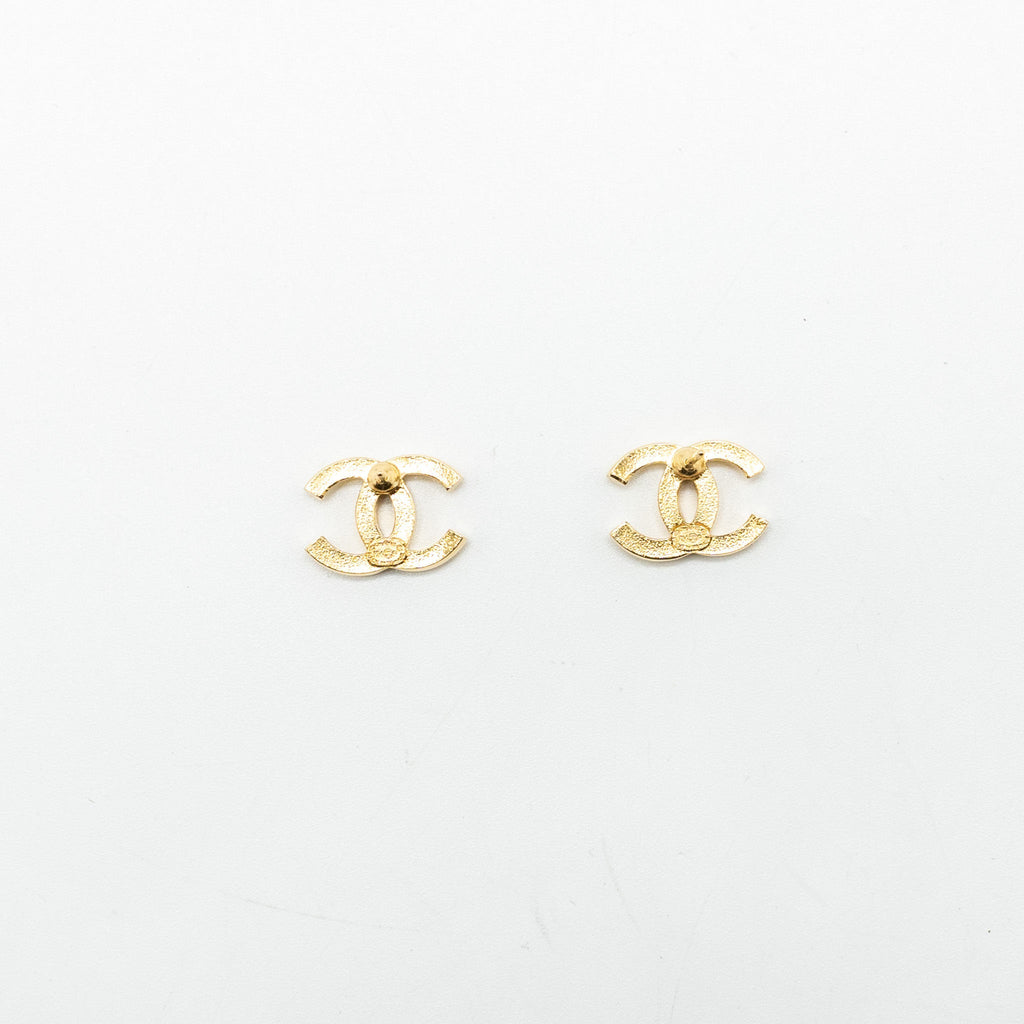CHANEL CC LOGO EARRINGS GOLD TONE