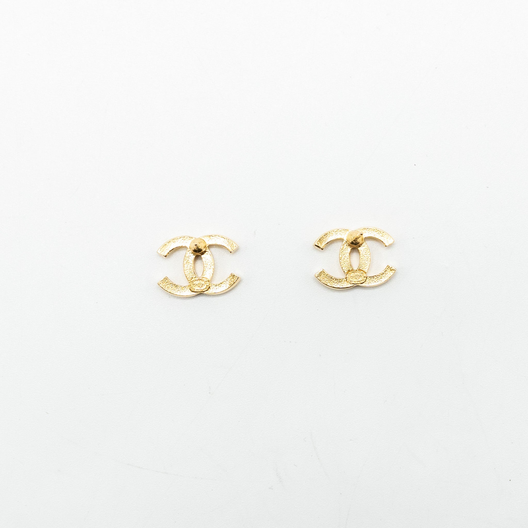 CHANEL CC LOGO EARRINGS GOLD TONE