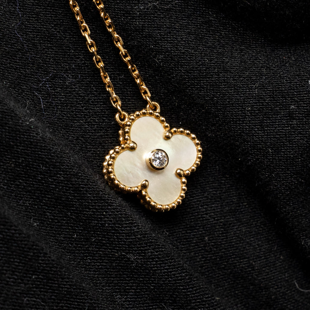 VAN CLEEF & ARPELS 2018 HOLIDAY PENDANT GOLD MOTHER-OF-PEARL YELLOW GOLD WITH DIAMOND