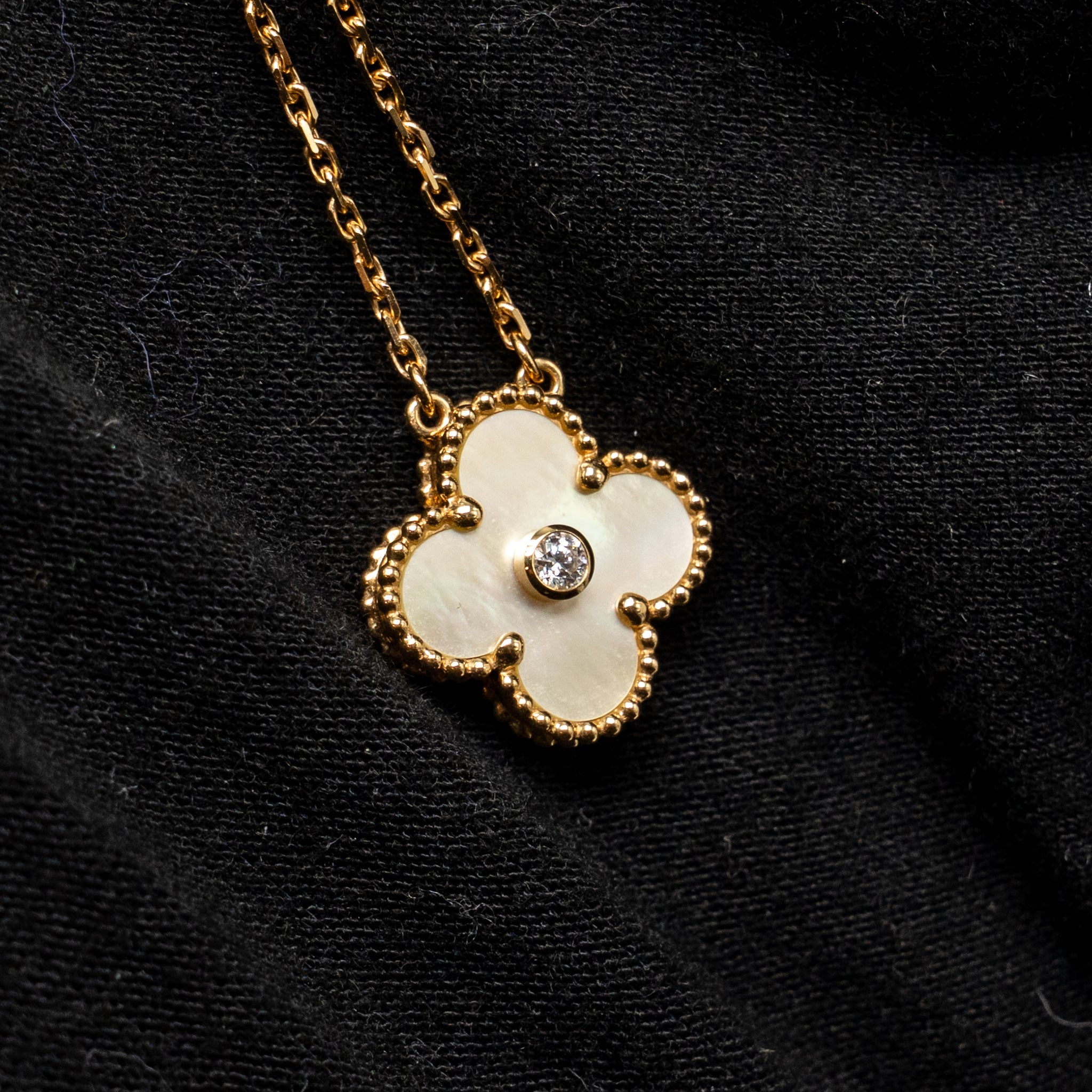VAN CLEEF & ARPELS 2018 HOLIDAY PENDANT GOLD MOTHER-OF-PEARL YELLOW GOLD WITH DIAMOND