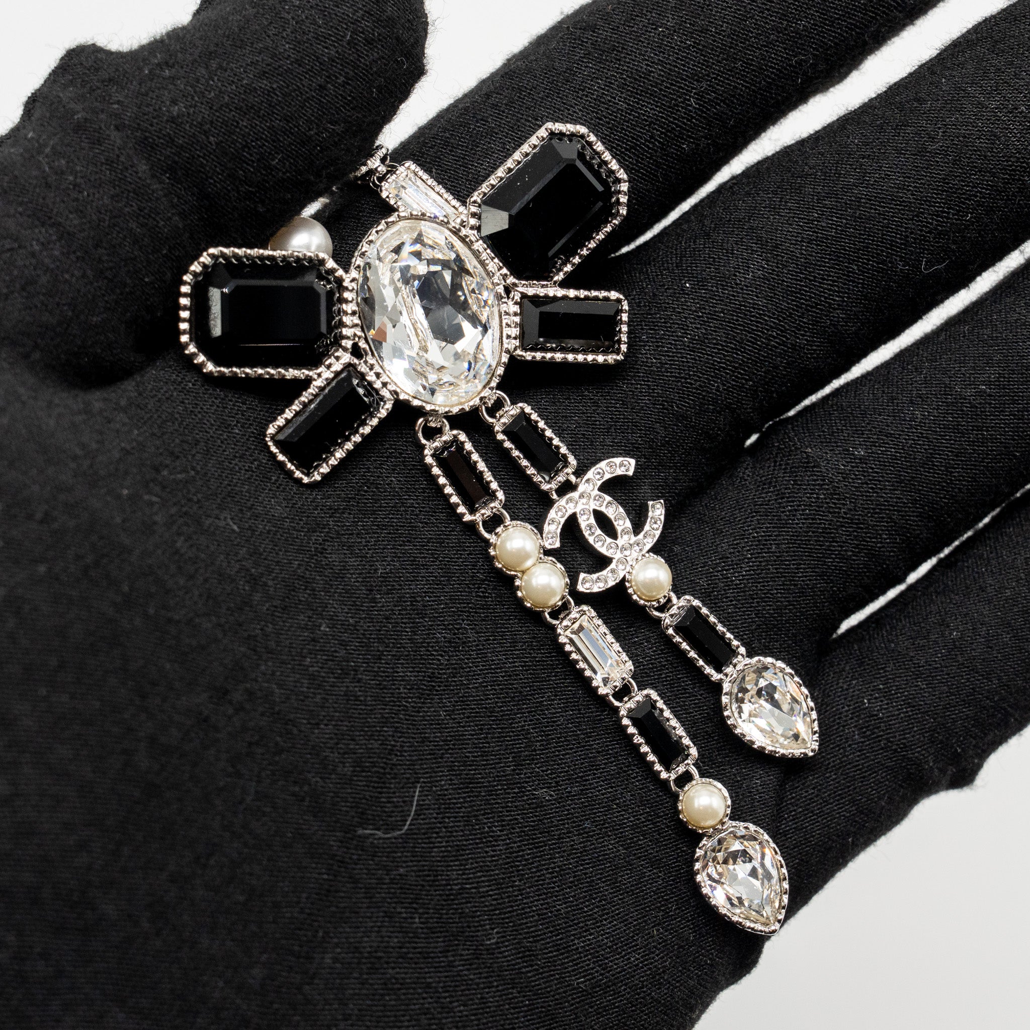 CHANEL CRYSTAL/PEARL CC LOGO DROPPED NECKLACE SILVER TONE