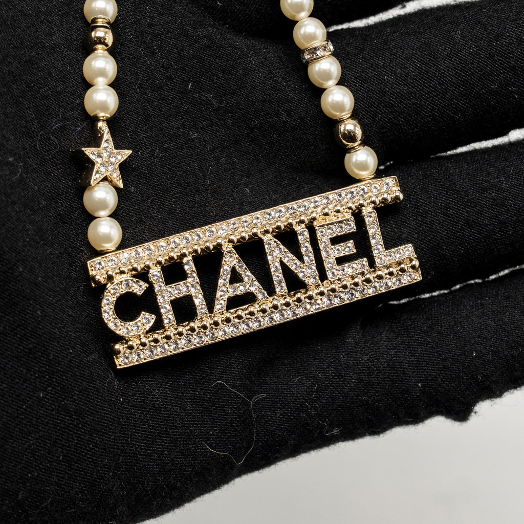 CHANEL LETTER LOGO NECKLACE CRYSTAL/PEARL LIGHT GOLD TONE