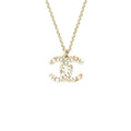 CHANEL CC LOGO AND PEARL NECKLACE LIGHT GOLD TONE