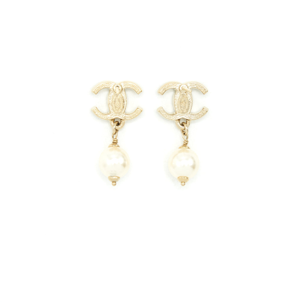 CHANEL CC LOGO CRYSTAL WITH PEARL DROP EARRING LGHW