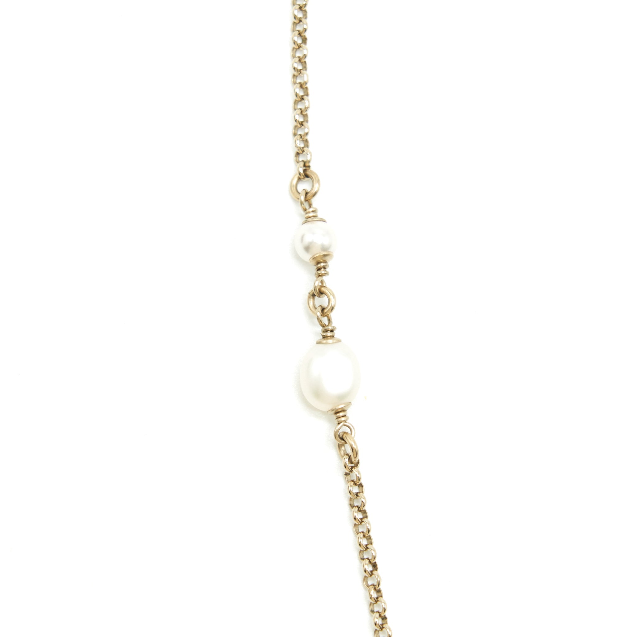 CHANEL CC LOGO AND PEARL NECKLACE LIGHT GOLD TONE