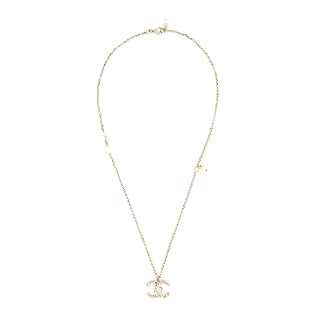 CHANEL CC LOGO AND PEARL NECKLACE LIGHT GOLD TONE