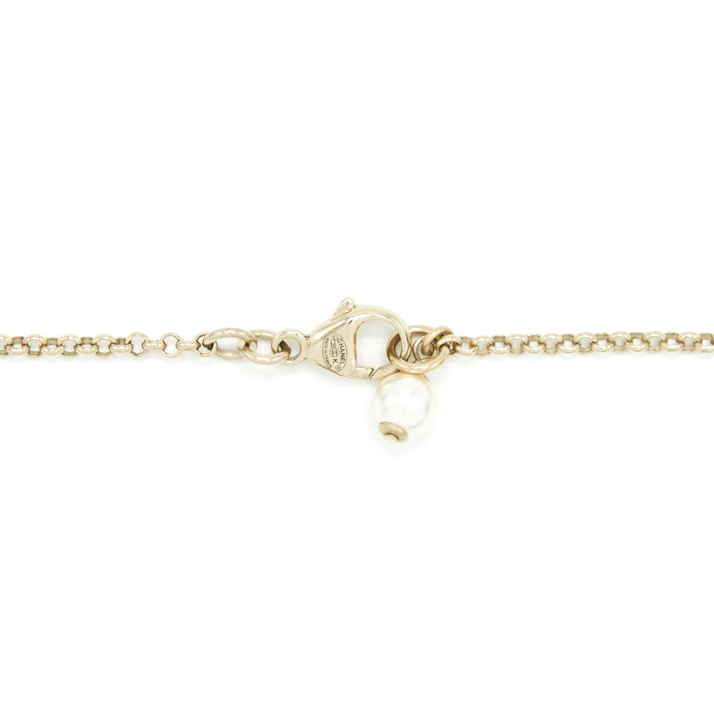 CHANEL CC LOGO AND PEARL NECKLACE LIGHT GOLD TONE