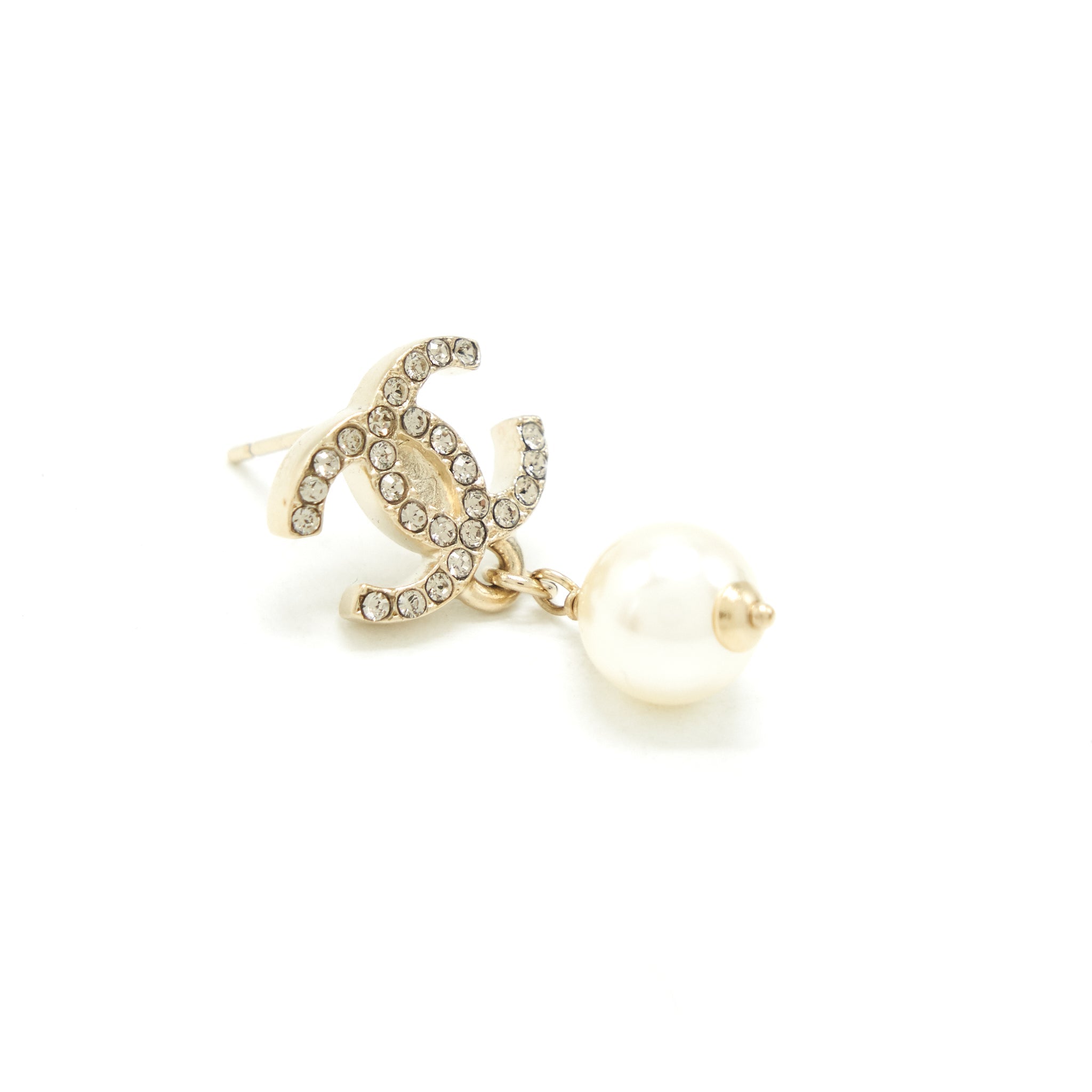 CHANEL CC LOGO CRYSTAL WITH PEARL DROP EARRING LGHW