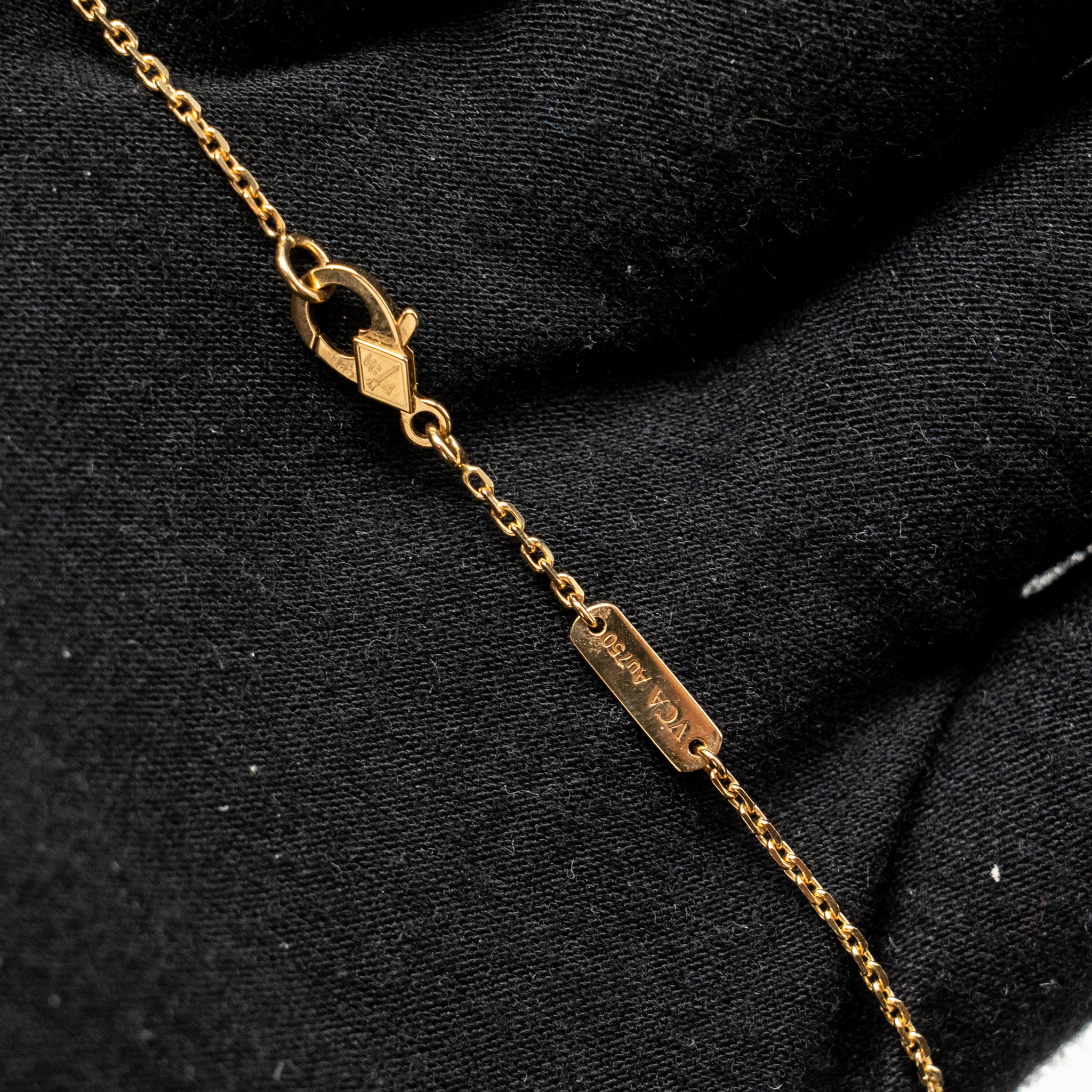 VAN CLEEF & ARPELS VINTAGE ALHAMBRA PENDANT CARNELIAN YELLOW GOLD