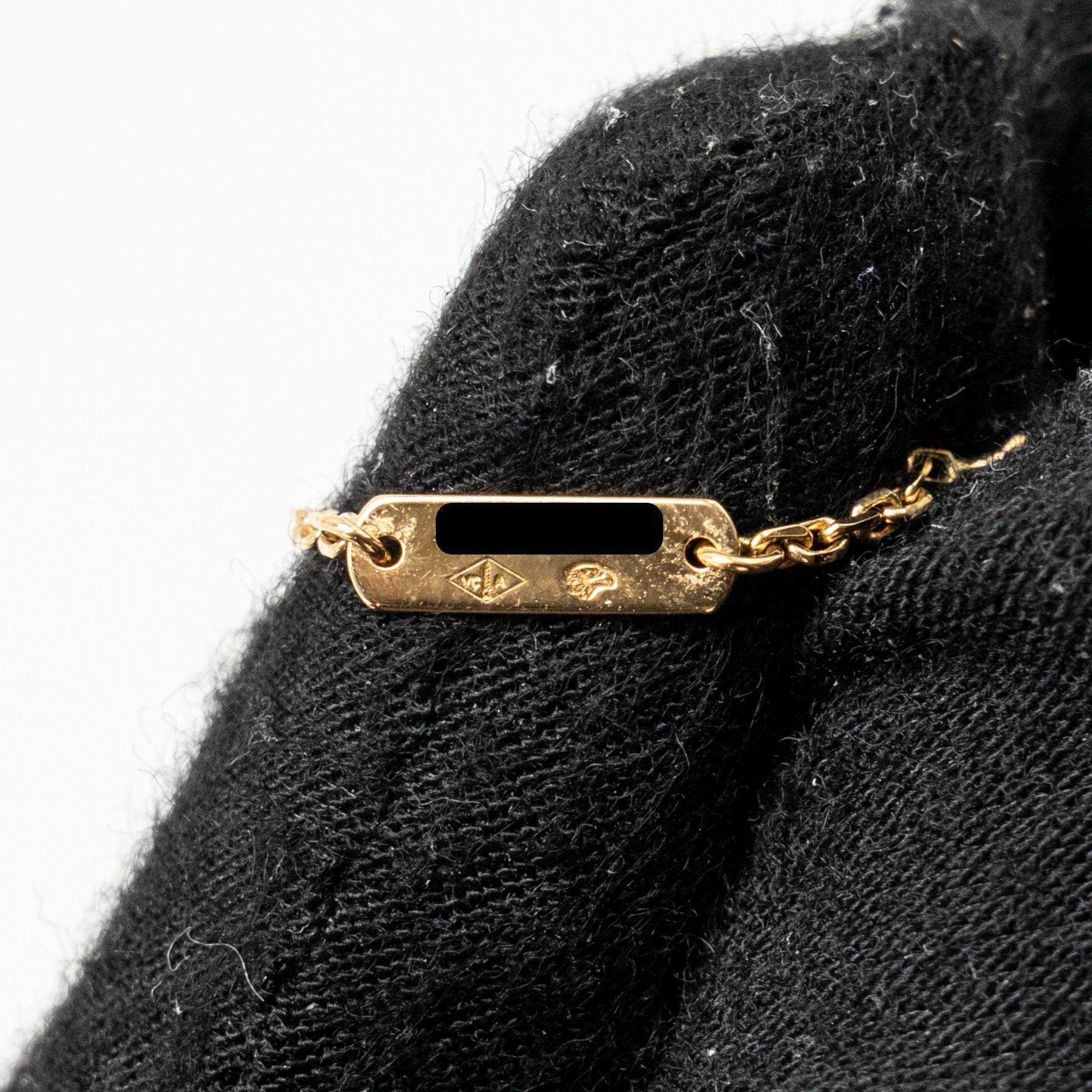 VAN CLEEF & ARPELS VINTAGE ALHAMBRA PENDANT CARNELIAN YELLOW GOLD