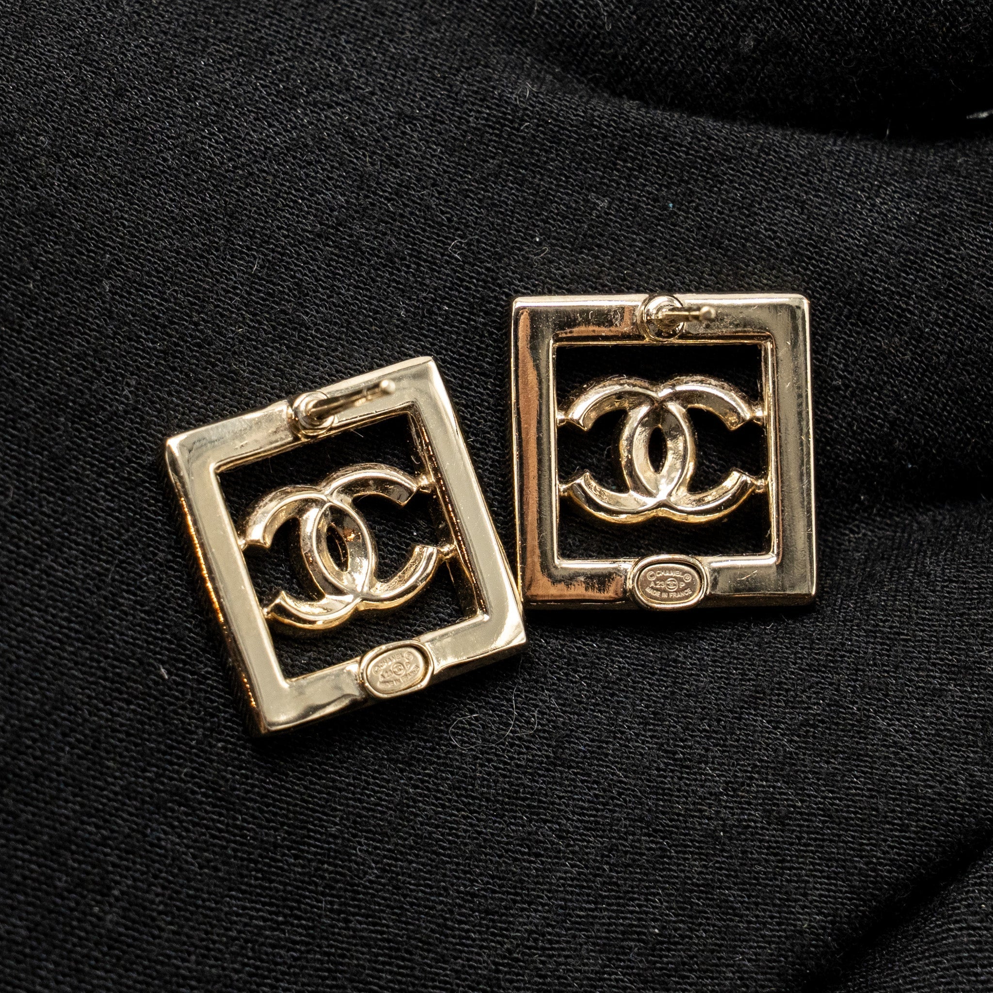 CHANEL CC LOGO SQUARE EARRINGS CRYSTAL LIGHT GOLD TONE