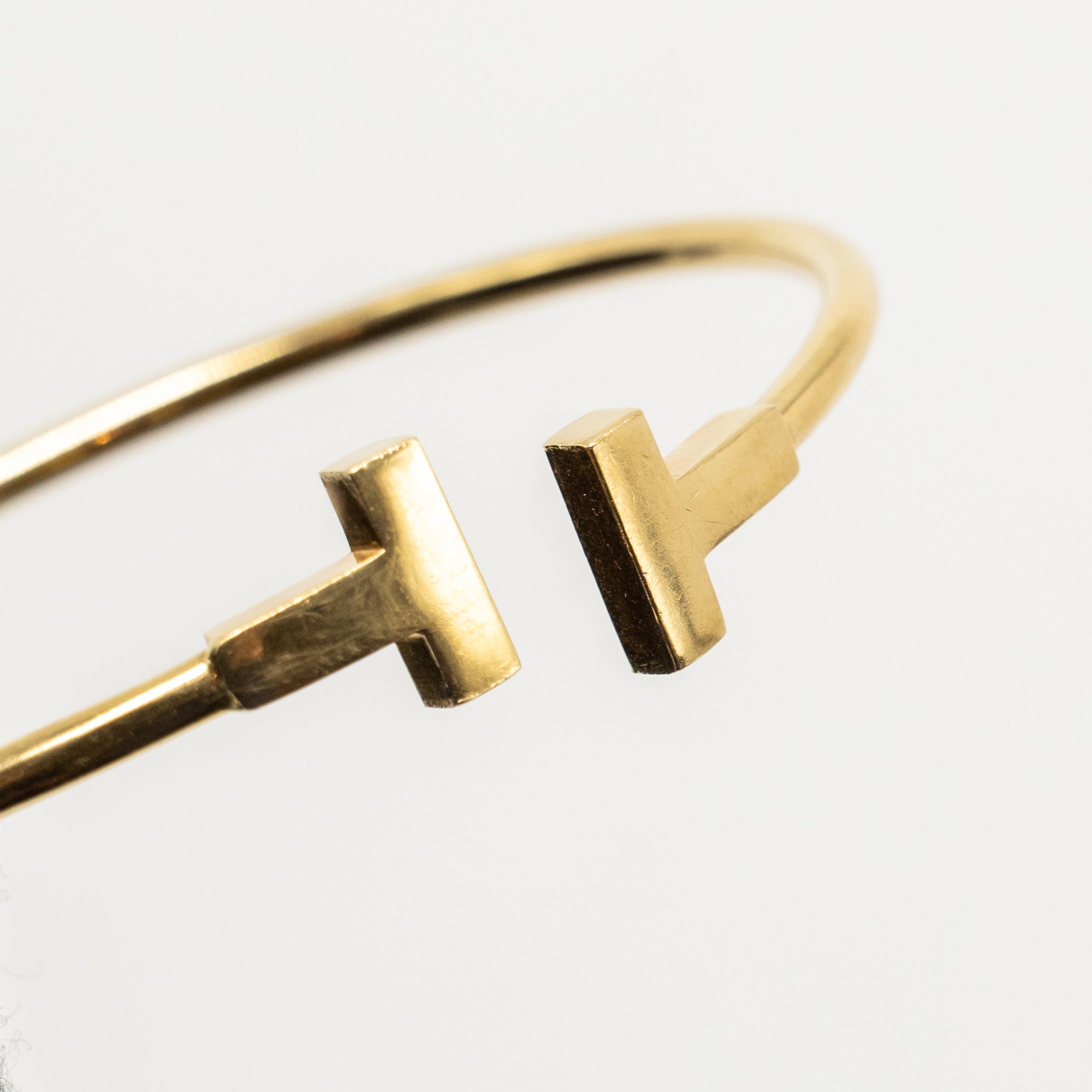 TIFFANY T WIRE BRACELET YELLOW GOLD
