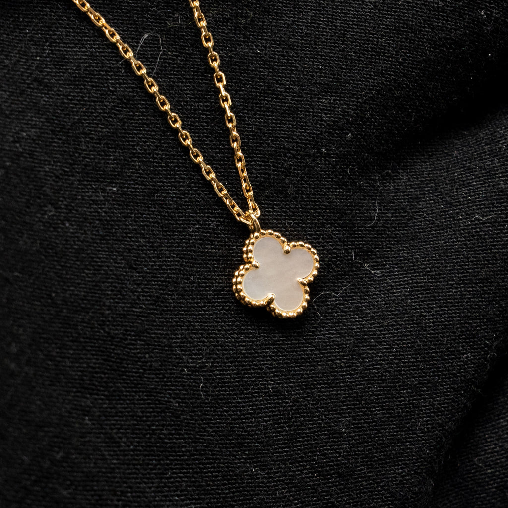 VAN CLEEF & ARPELS SWEET ALHAMBRA PENDANT YELLOW GOLD, WHITE MOTHER-OF-PEARL