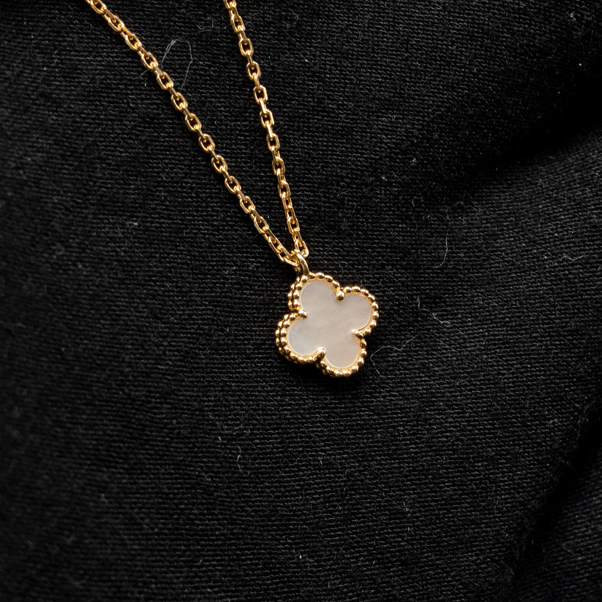 VAN CLEEF & ARPELS SWEET ALHAMBRA PENDANT YELLOW GOLD, WHITE MOTHER-OF-PEARL
