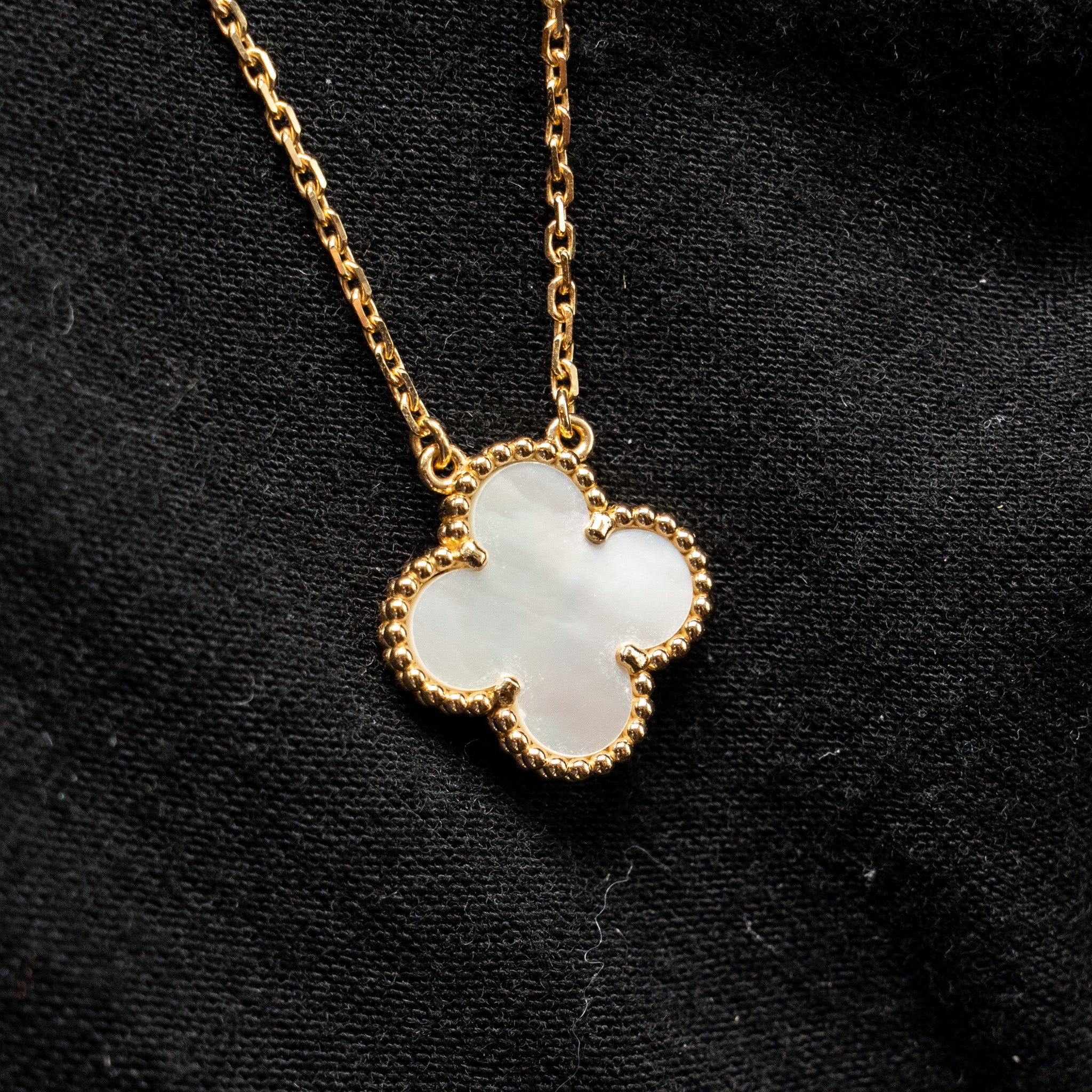 VAN CLEEF & ARPELS VINTAGE ALHAMBRA PENDANT YELLOW GOLD WHITE MOTHER OF PEARL
