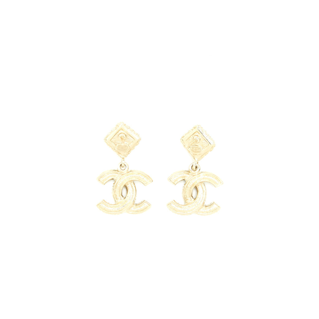 CHANEL CC LOGO WITH FLOWER BLACK AND WHITE DROP EARRINGS GHW