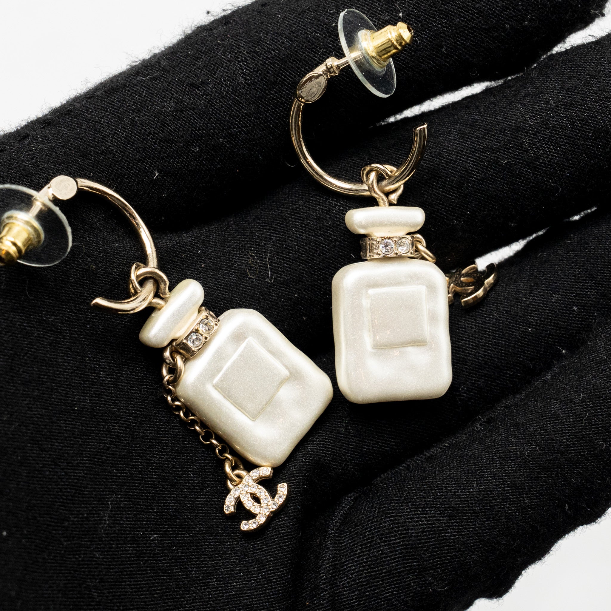 CHANEL NO.5 PERFUME BOTTLE CC LOGO DROPPED CRYSTAL EARRINGS LIGHT GOLD TONE