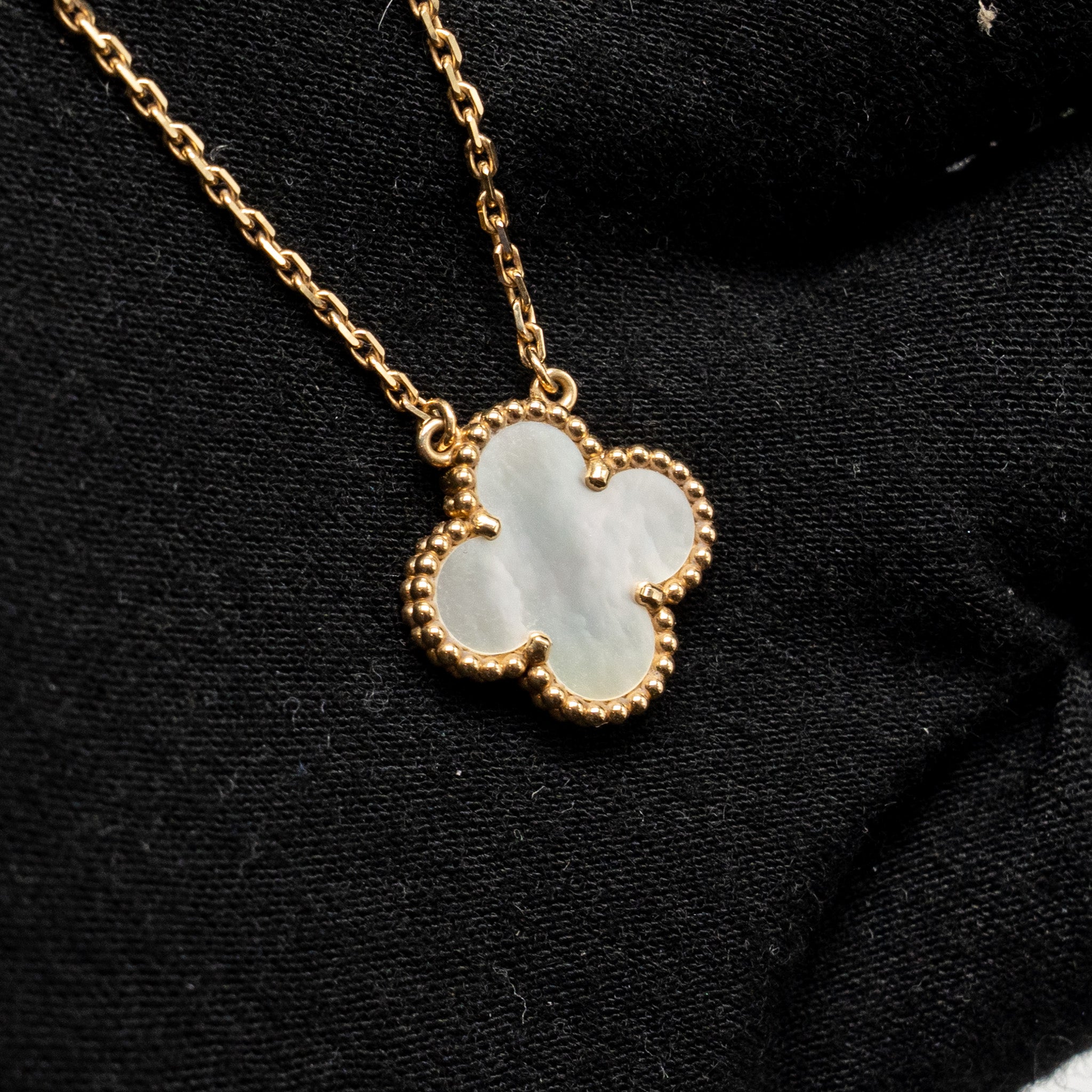 VAN CLEEF & ARPELS VINTAGE ALHAMBRA PENDANT YELLOW GOLD WHITE MOTHER OF PEARL