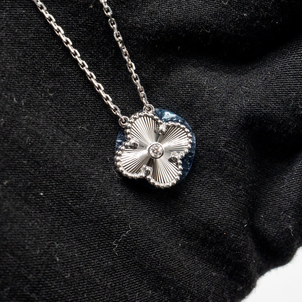 VAN CLEEF & ARPELS 2020 HOLIDAY LIMITED PENDANT GUILLOCHE WHITE GOLD DIAMOND