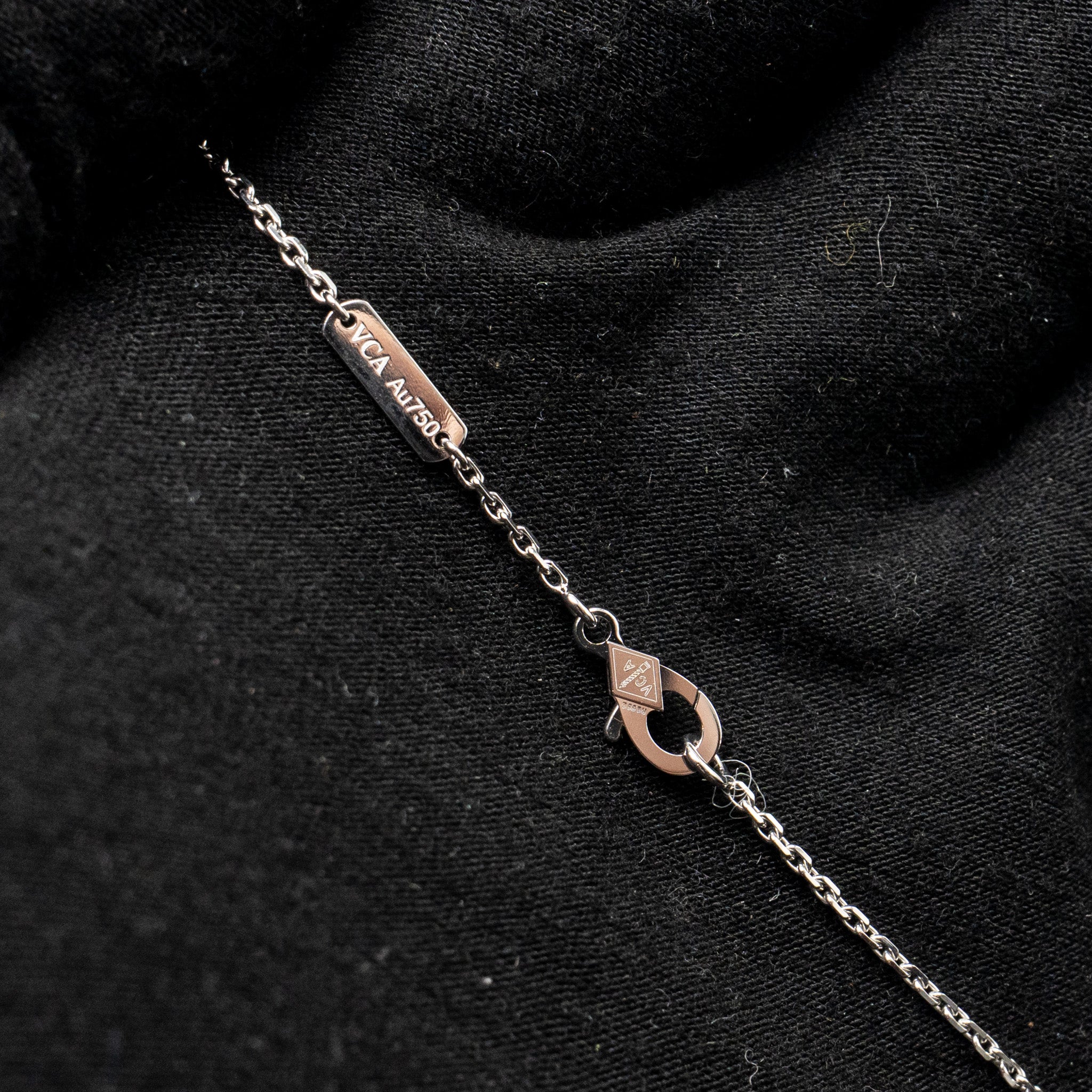 VAN CLEEF & ARPELS 2020 HOLIDAY LIMITED PENDANT GUILLOCHE WHITE GOLD DIAMOND
