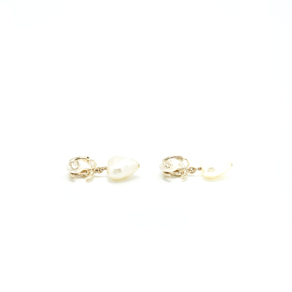 CHANEL CC AND HEART EARCLIPS LGHW