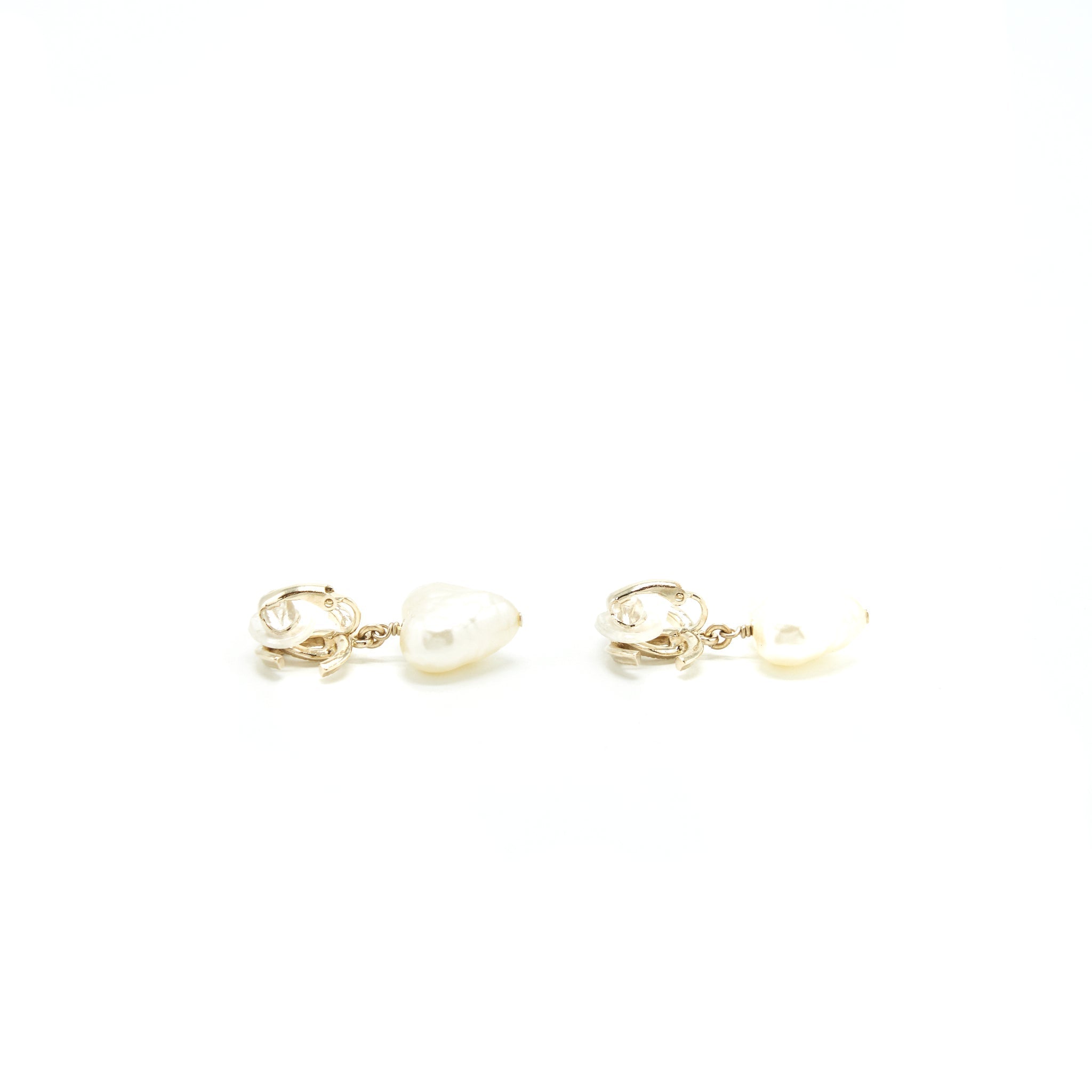 CHANEL CC AND HEART EARCLIPS LGHW