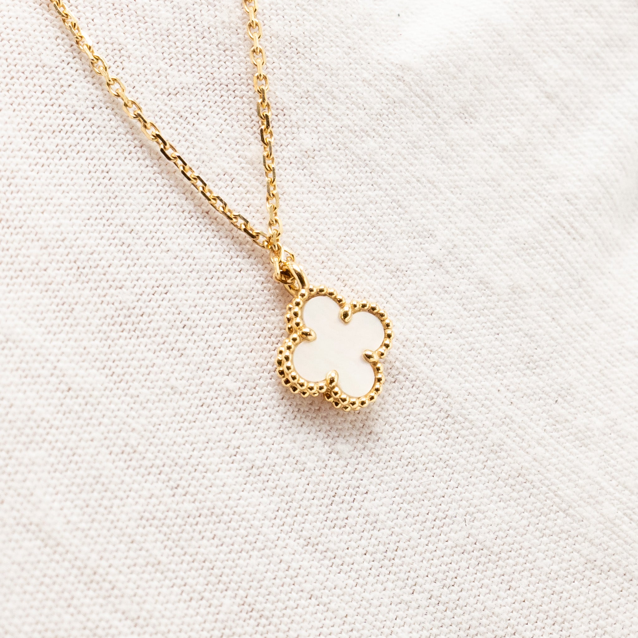 VAN CLEEF & ARPELS SWEET ALHAMBRA PENDANT WHITE MOTHER OF PEARL YELLOW GOLD
