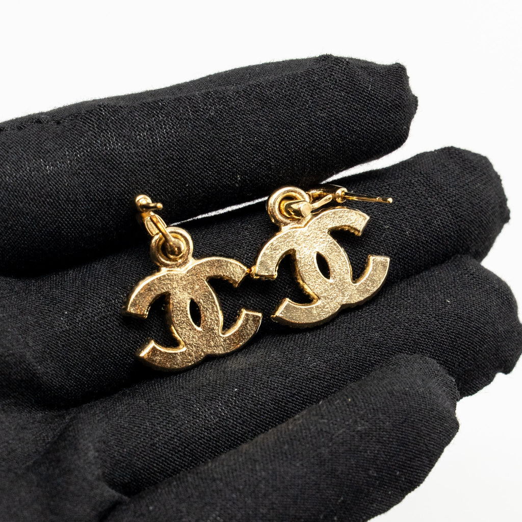CHANEL CC LOGO DROP EARRINGS BURGUNDY / GOLD TONE