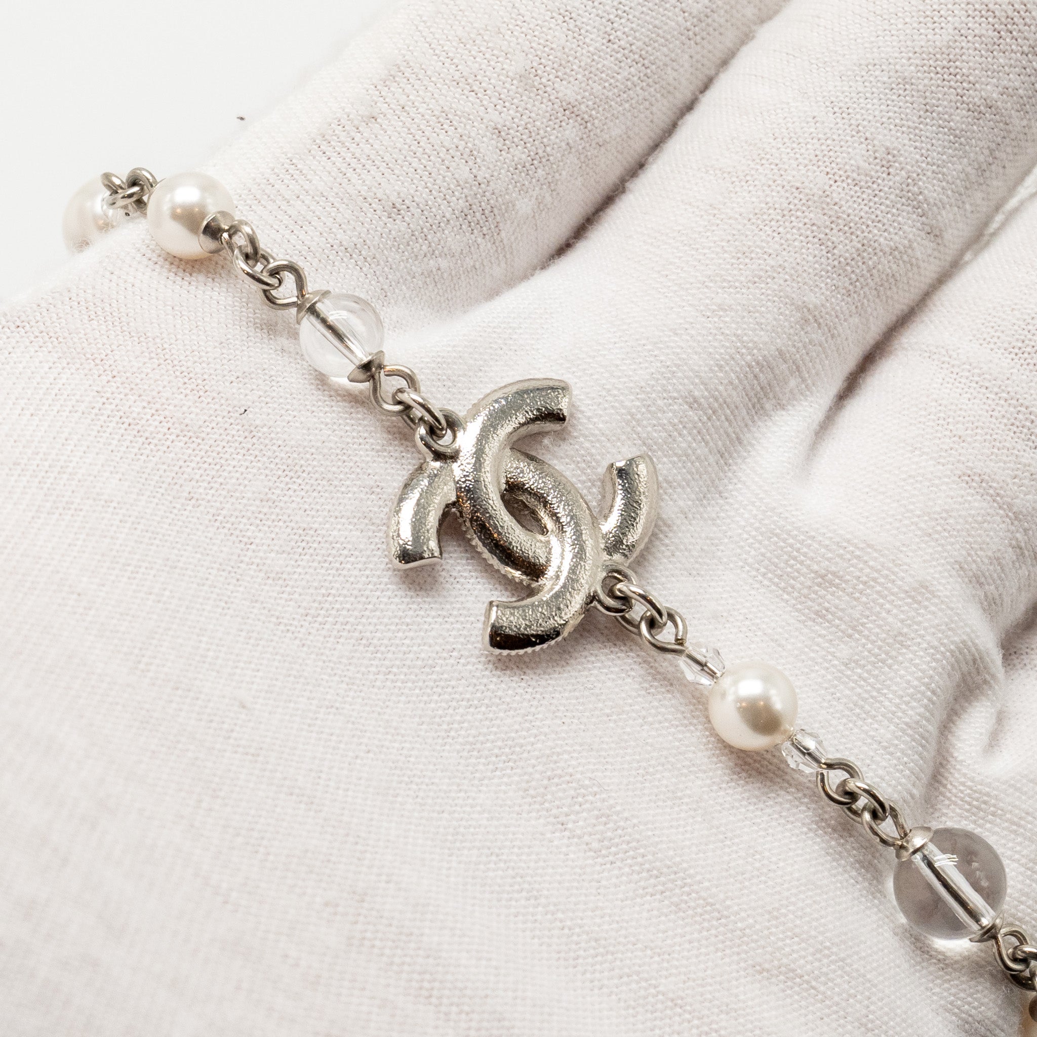 CHANEL CC LOGO NECKLACE METAL, PEARL, CRYSTAL SILVER TONE