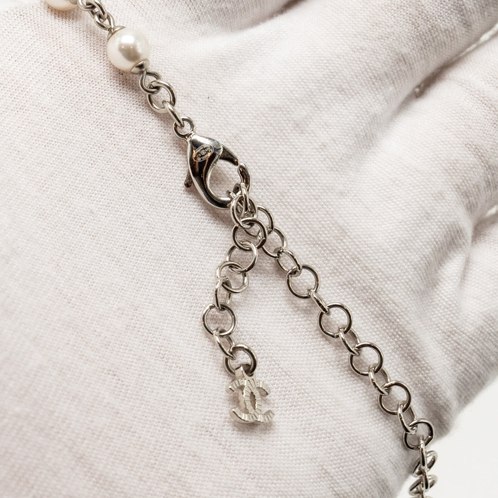 CHANEL CC LOGO NECKLACE METAL, PEARL, CRYSTAL SILVER TONE