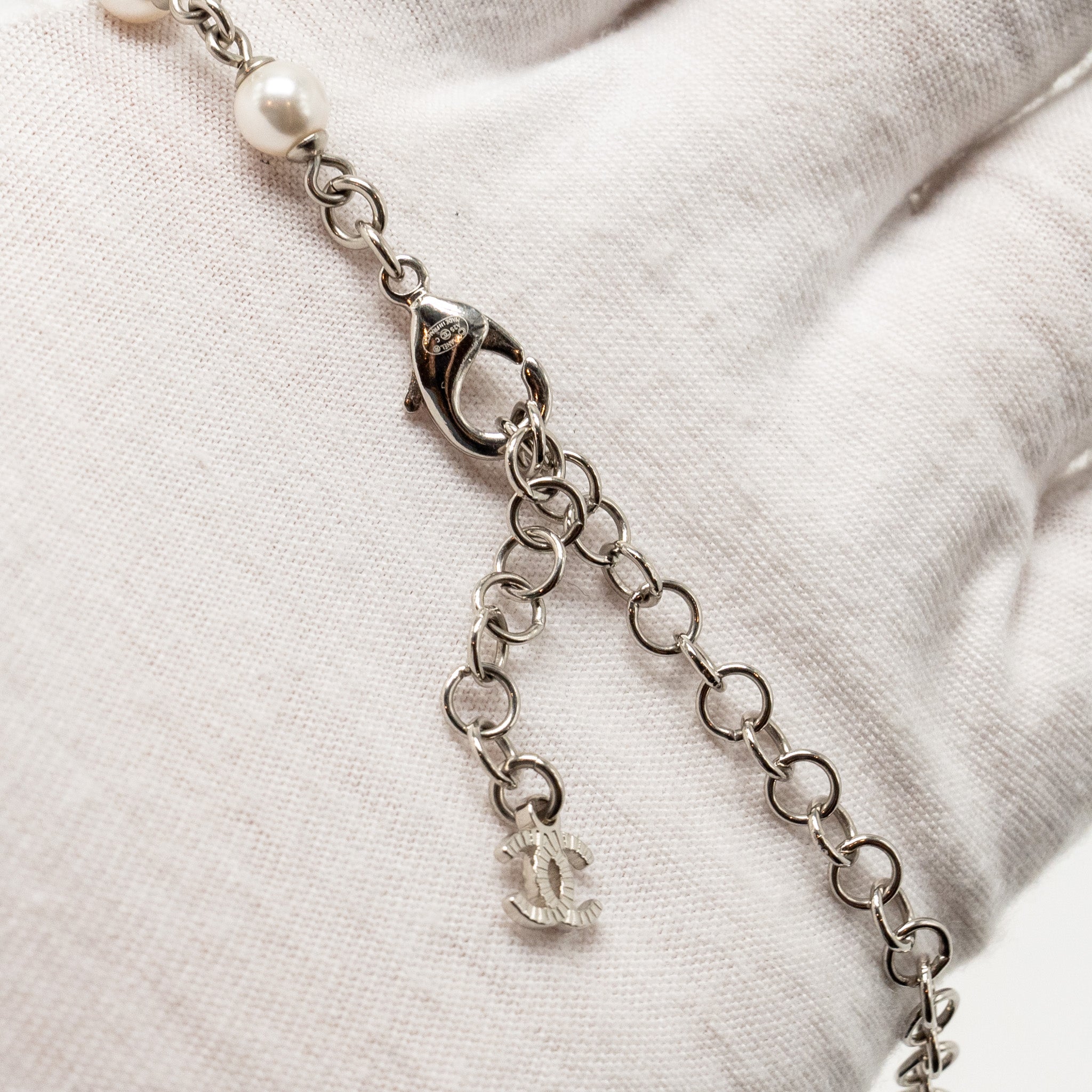 CHANEL CC LOGO NECKLACE METAL, PEARL, CRYSTAL SILVER TONE